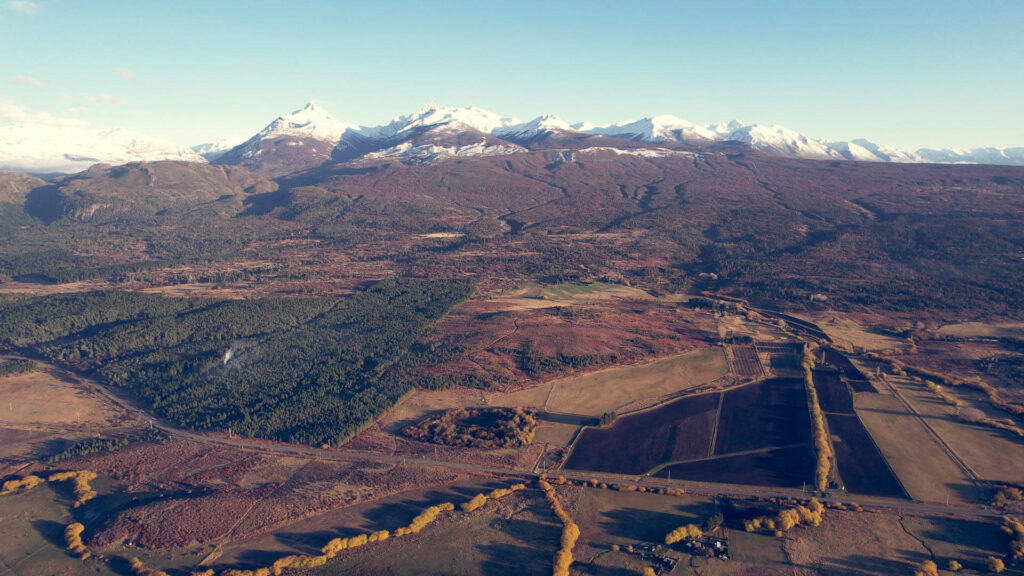Lote en Trevelin con vista abierta al valle y caminos internos del Barrio Miraflores