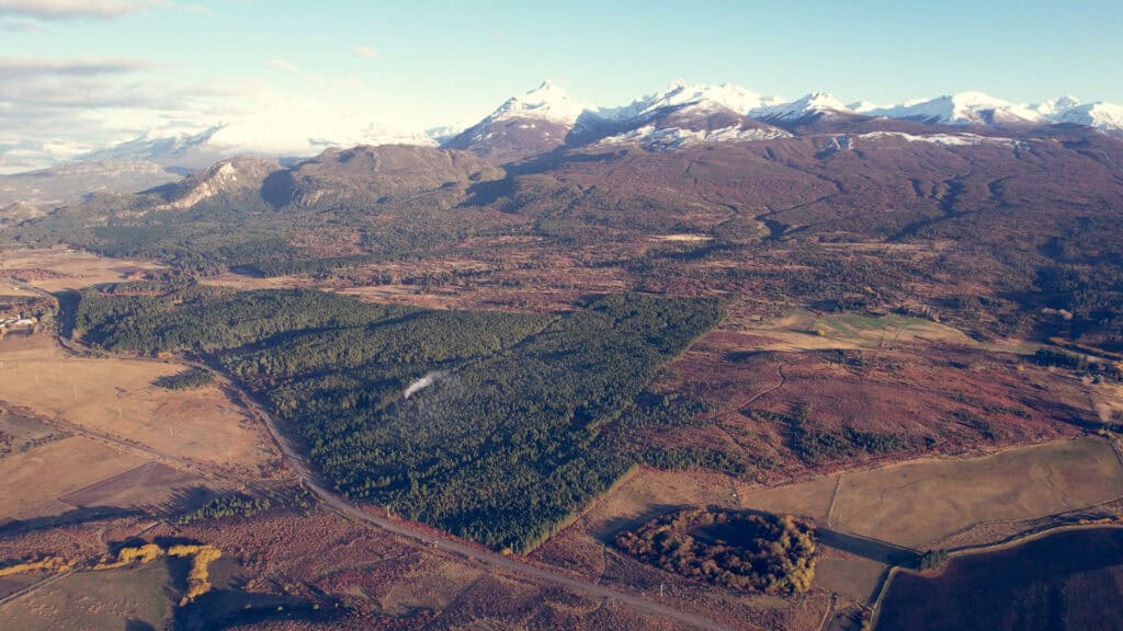 Paisaje de loteo en Trevelin Chubut con cielo despejado y entorno rural
