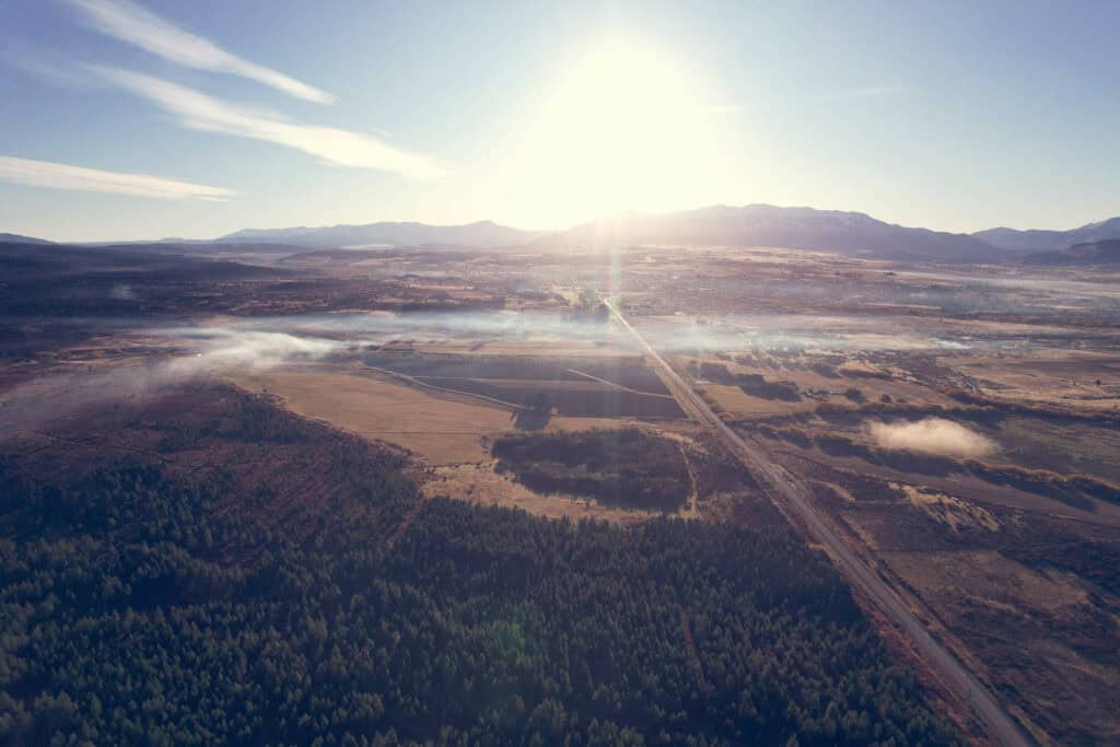 Vista aérea de terrenos en Trevelin con divisiones y caminos marcados